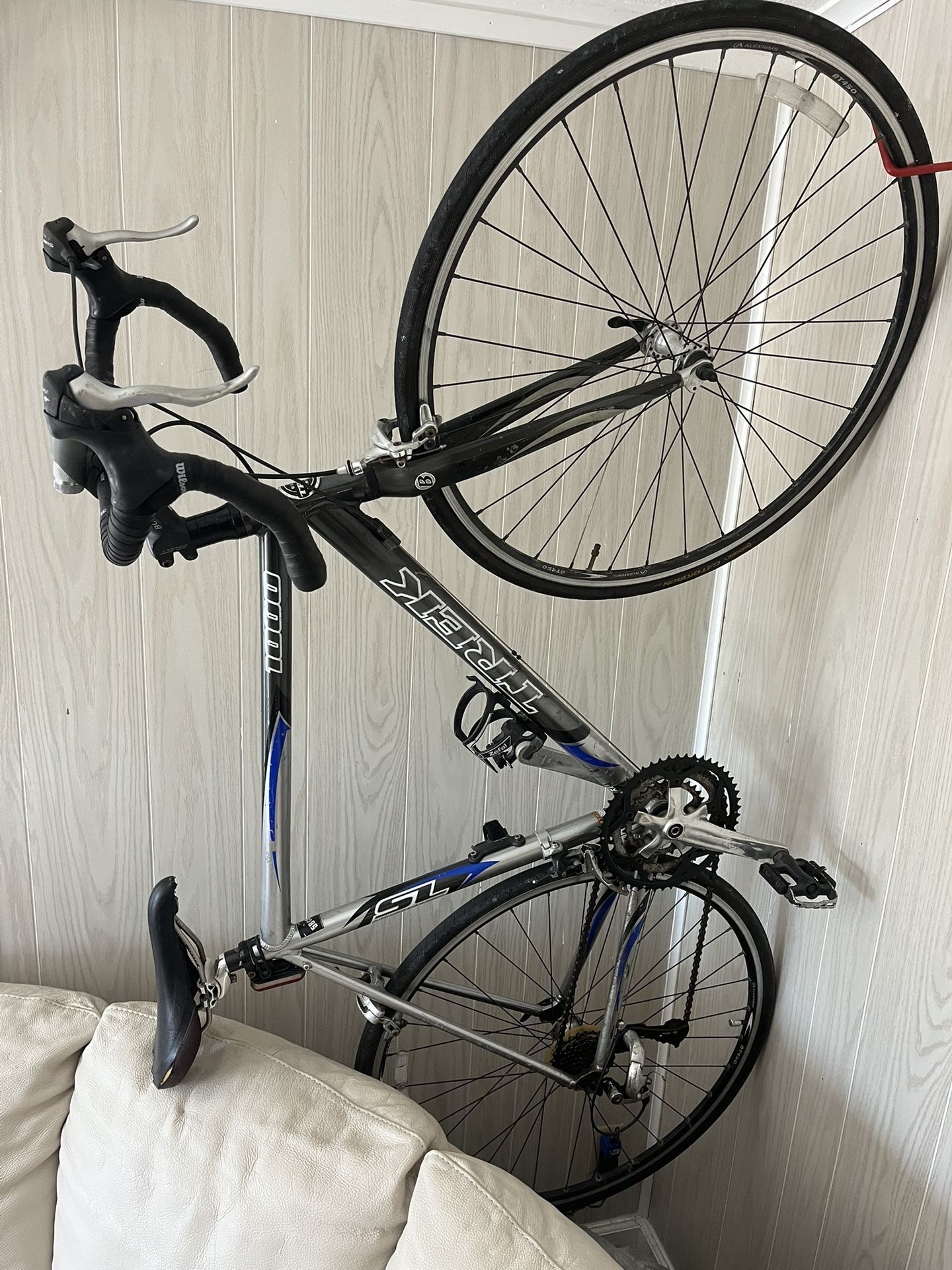 Trek alpha superlight aluminum road bike,size 58 cm,,alexrims,shimano tiagra rear derailleur,bontrager components.