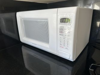 White Microwave Daewoo In Excellent Condition Like Brand New