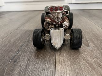 Diecast 1/18 MUSCLE MACHINES 1933 FORD COUPE BLACK WIDOW (Hot Rod)