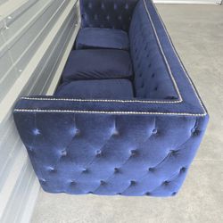 Here’s a suggested OfferUp listing for the couch, along with a price estimate:


---

💙 Elegant Blue Tufted Velvet Couch - LUXE Look (No Legs) - $150