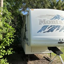 2004 Montana 5th wheel 