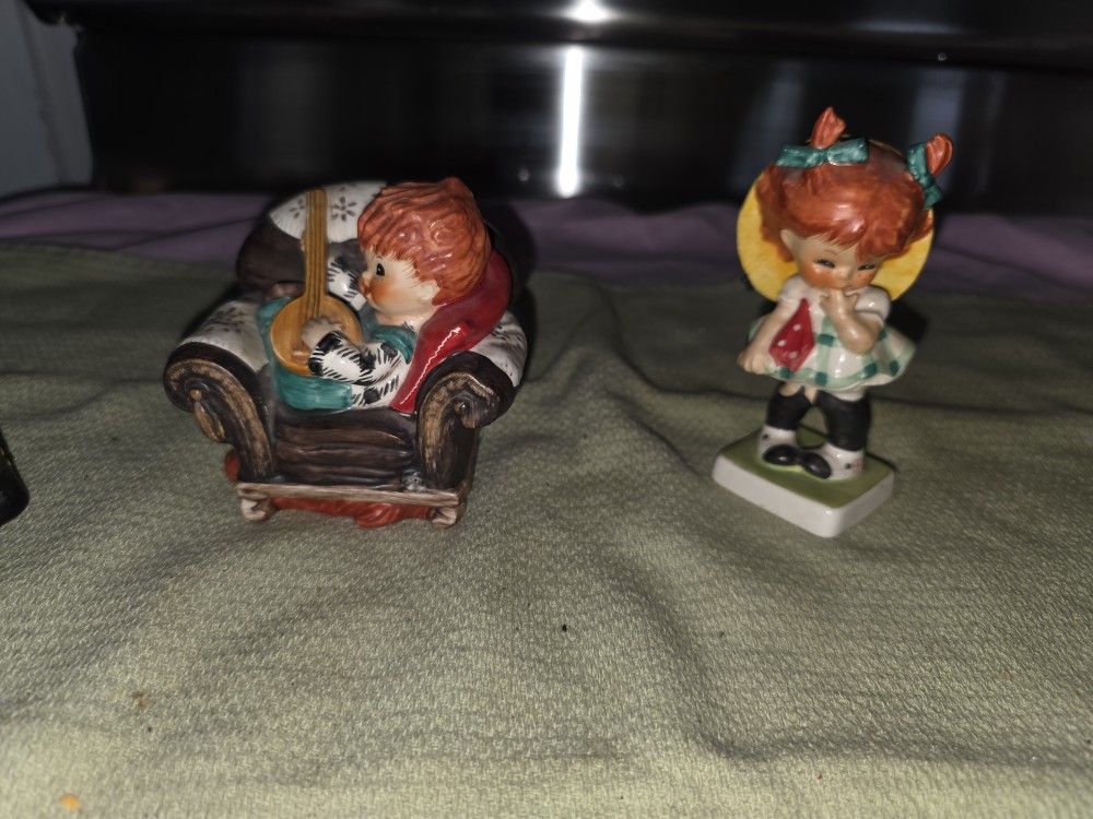 Collectable  Little Miss Coy & Off Key Model