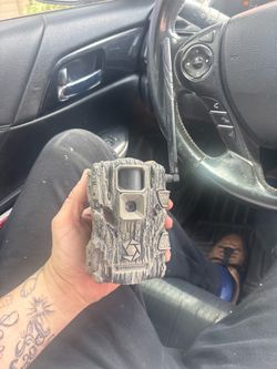 MAKE ME A OFFER This is a Stealth Cam Fusion 26MP Cellular Trail Camera (Verizon model) designed for remote wildlife monitoring.The camera features a 