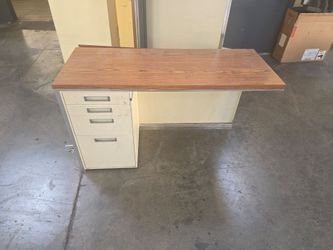 Free Desk in El Monte