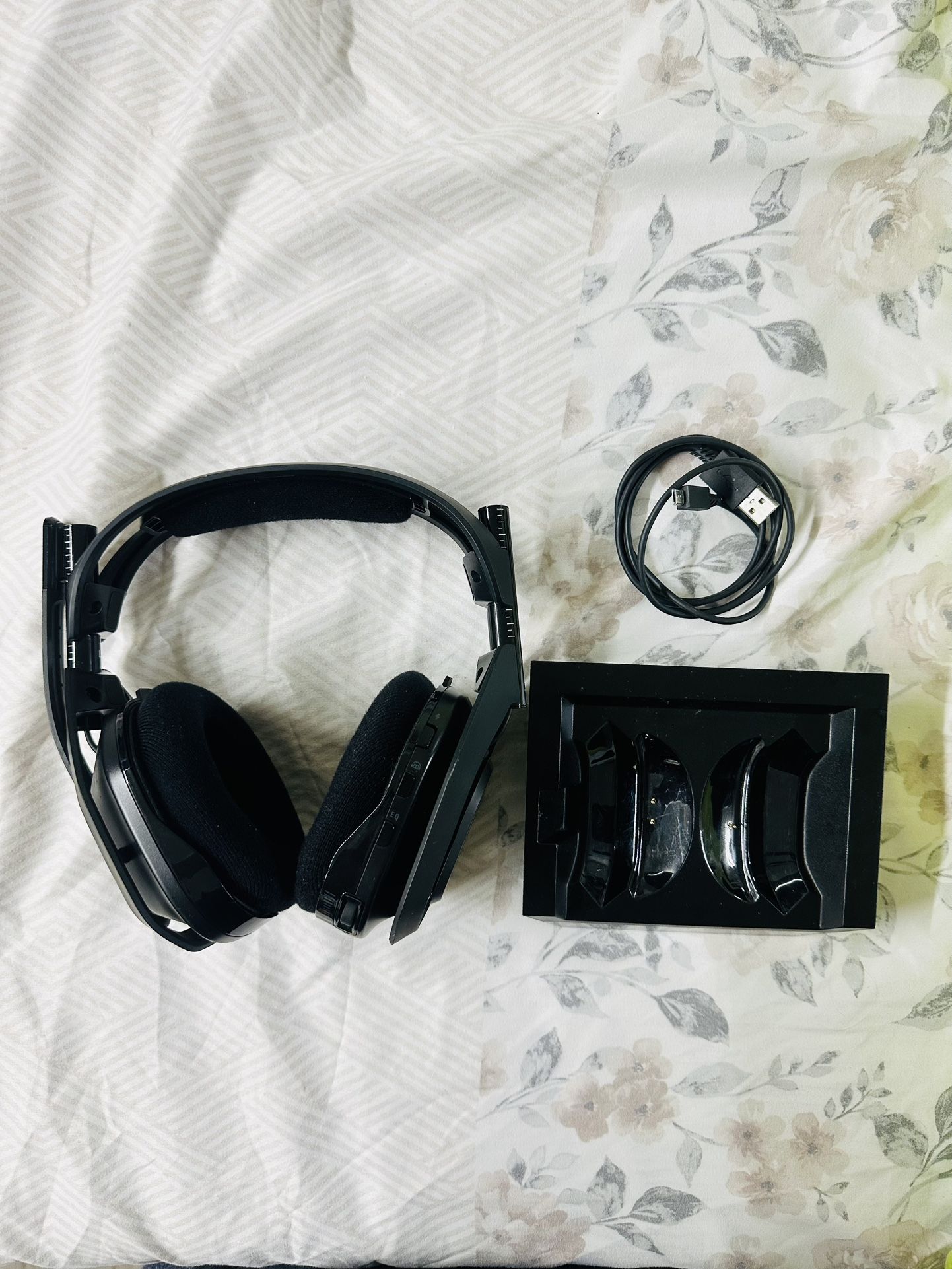 ASTRO Gaming A50 Wireless Headset USB Radio, Black, with Base Station, Compatible with PS4, PS5, PC Windows ( Used ) 