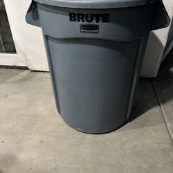Used Brute Large Trash Can 32 Gal
