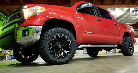 In sale. 2.5” leveling g kit with installation. For Toyota tundra