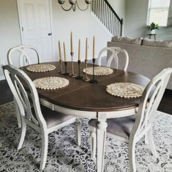Realyn Chipped White Oval Dining Room Set / couch / 919