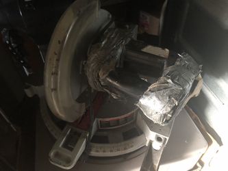 Compound miter saw