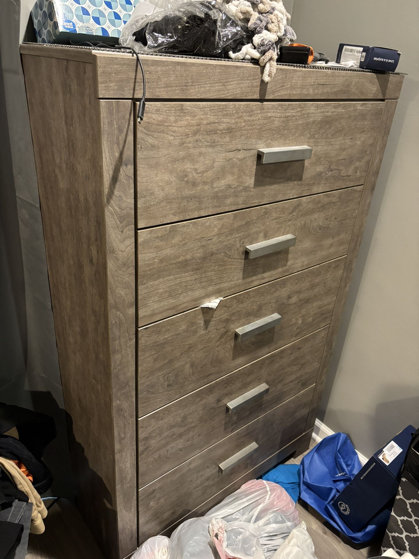 King Size Bedroom Set For Sale. Please Look At All The Photos.