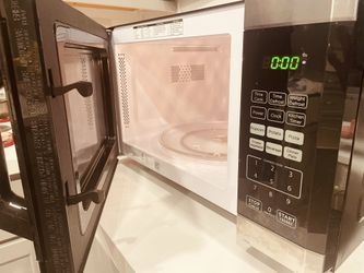 BLACK+DECKER 0.9 cu ft 900W Microwave Oven - Stainless Steel for Sale in  San Antonio, TX - OfferUp