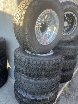 Vendo Rines Nuevos 17x9 De Ancho De 6-1:9.7 Lugs Con Llantas 285:70/R17 Bfgoodrich Para Carros Como Tacomas Chevy Silverado Nissan Titan Toyota Runer 