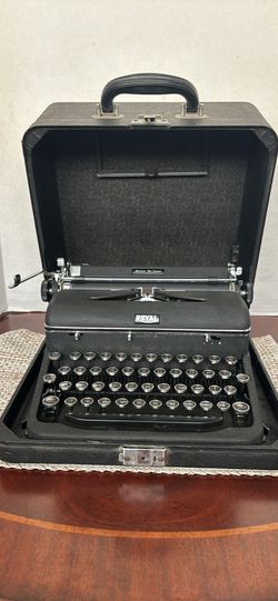 1942 Royal Quiet De Luxe manual typewriter