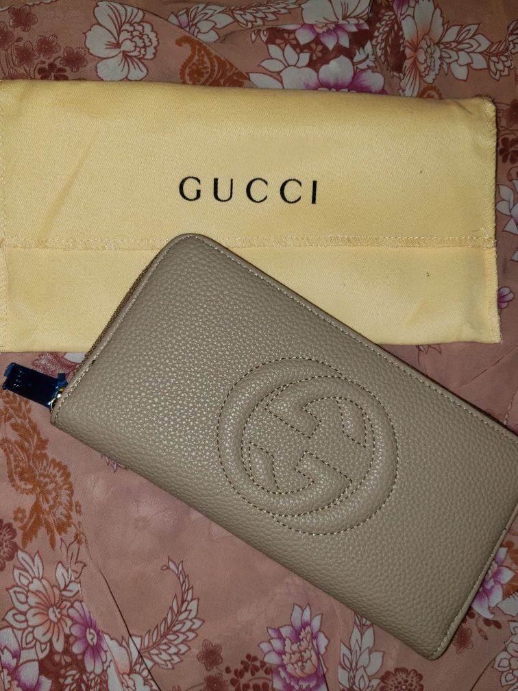 Gucci- Tan wallet