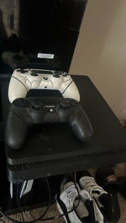 PS4 2 controllers and perfect condition