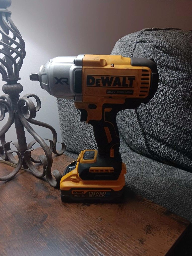 DeWalt DCF900 ½ Impact Wrench w/5AH Power Stack Battery