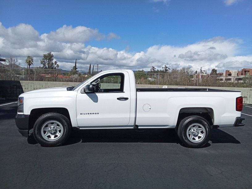 2017 Chevrolet Silverado. (GMC Sierra-toyota Tacoma-Tundra)