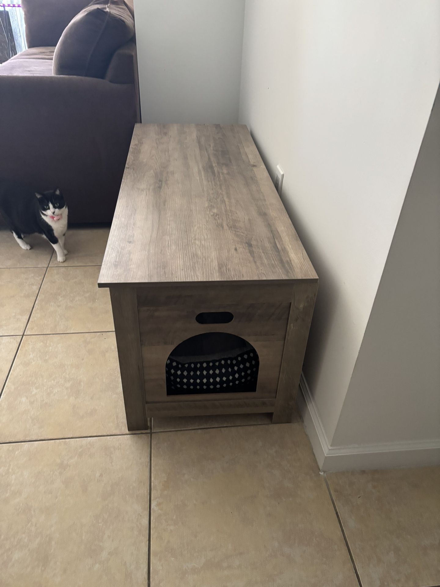  box for cats or dogs, super new original price 300$ selling for 70$