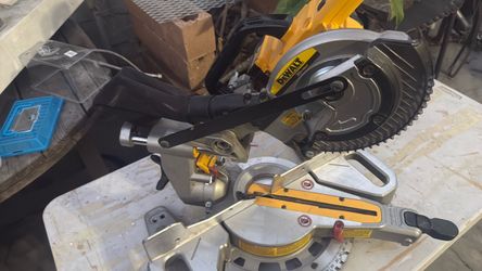Miter saw delwalt 7 1/2 como nuevo con va teria 6.0