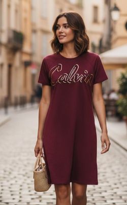 Calvin Klein Women's Size Large Casual T-Shirt Midi Dress "Calvin" Graphic Logo.
This is a Calvin Klein plum and gold logo t-shirt dress, typically f