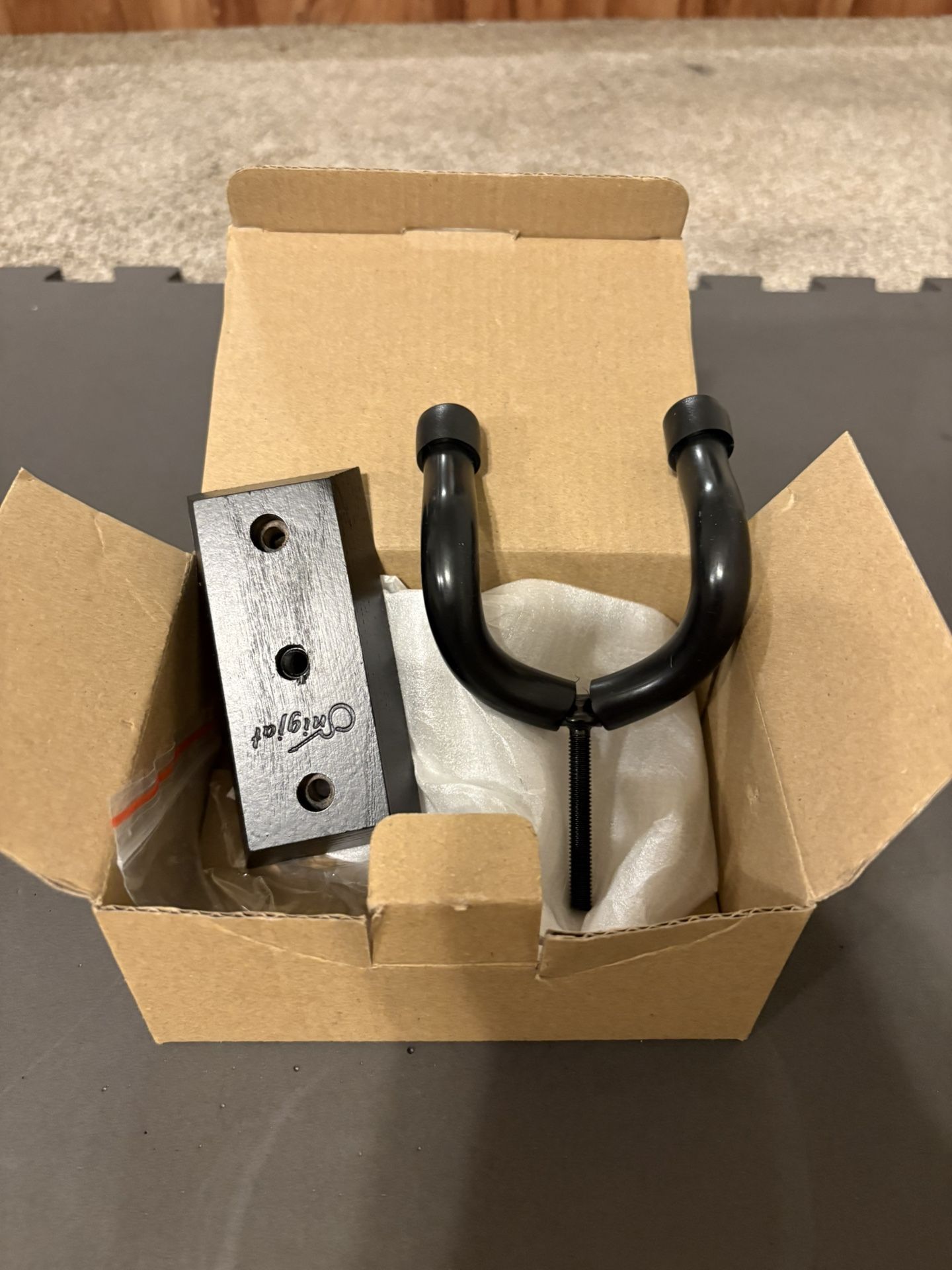 guitar hanger for wall