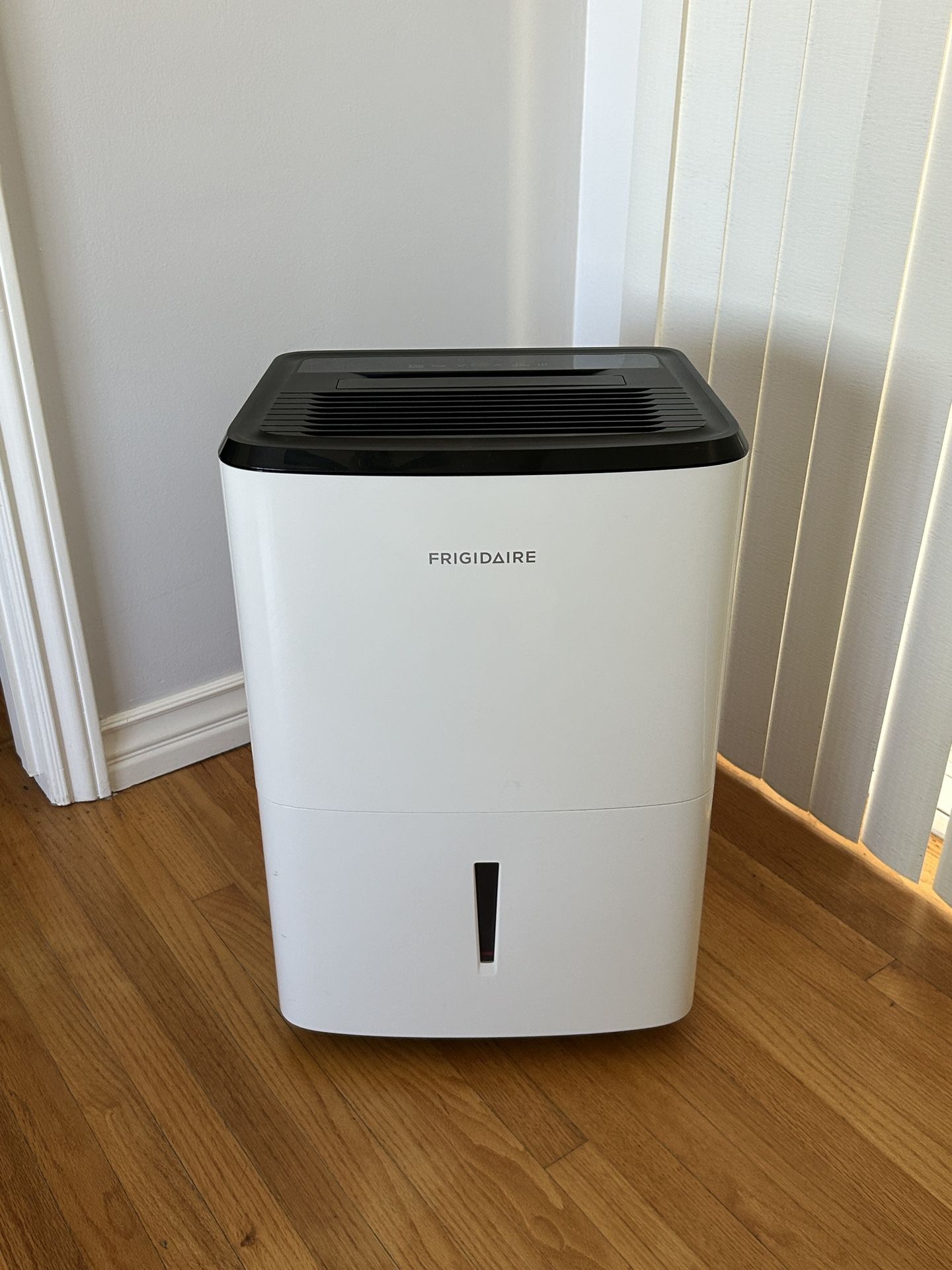 Dehumidifier FRIGIDAIRE Model FFAD3533W1