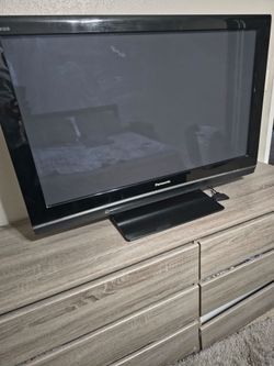 Panisonic 42in Plasma HDTV w/Roku Express