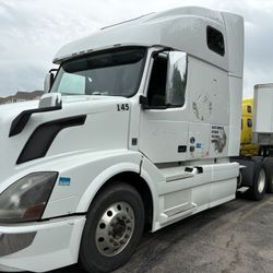 2016 Volvo VNL Sleeper Semi Truck