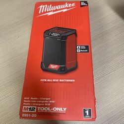 Milwaukee New Radio 12M  Bluetooth + Charger 