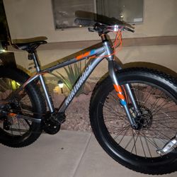 26"x4.0. FAT TIRES NORTHROCK MOUNTAIN BIKE. (M).1X7 SPEEDS ALUMINUM. EXCELLLENT CONDITION WITH FRESHLY TUNE UP 👌🏼