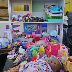 Doll house 3 floors a lots toys and furniture many dolls some missing hands very cool house