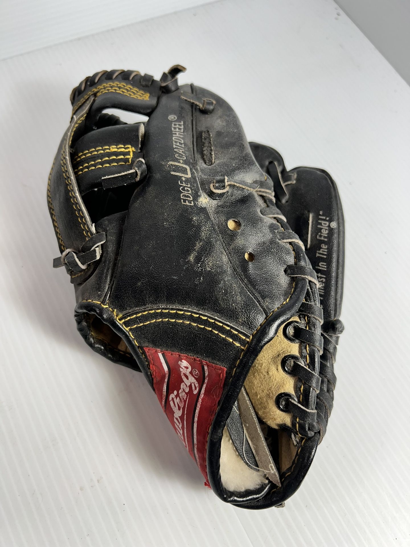 Rawlings Youth Baseball Glove In Excellent Condition