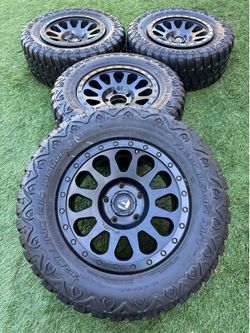 Toyota tundra 5x150 fuel rims and tires 33x12.50/18