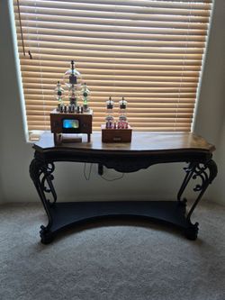 Credenza / Table