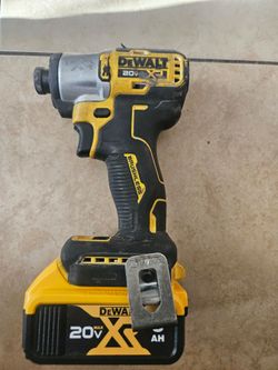 Taladro dewalt de velocidades con su batería