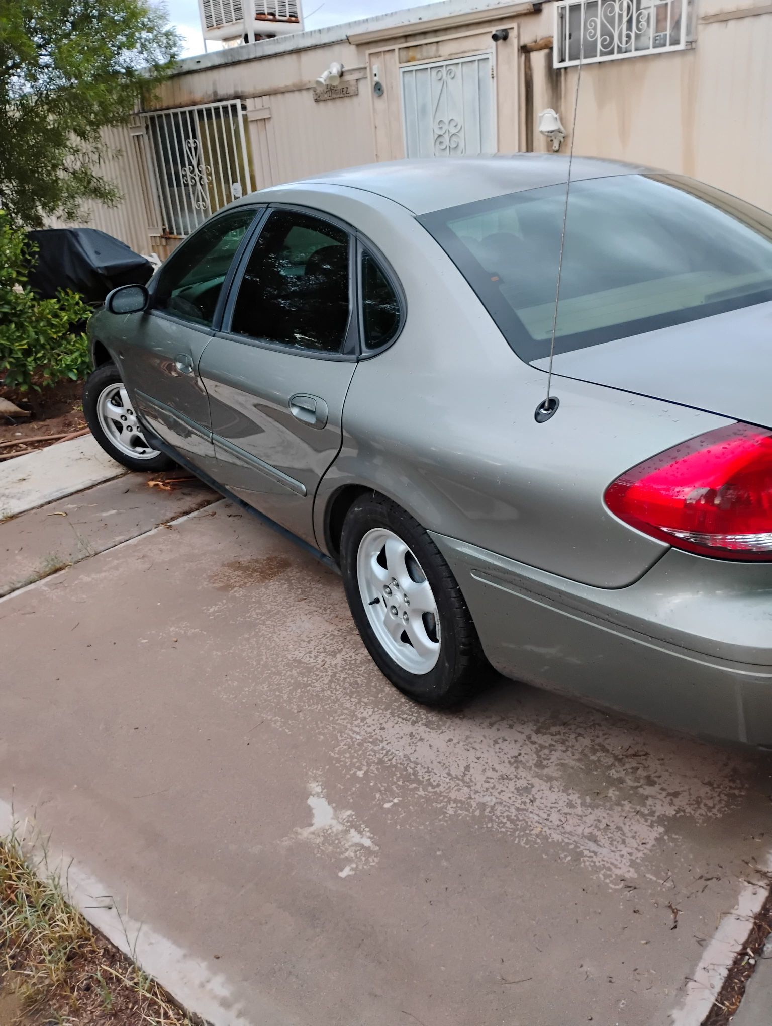 2004 Ford Taurus