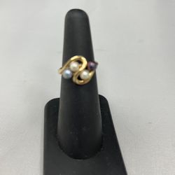 14kt 2.1gr Ladies Ring With Pearl Like Stones 