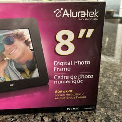 Digital Frame 8” Aluratek