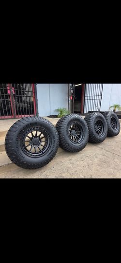 17" LOCK Baja rims w/ 33" RT tires