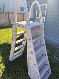 Pool ladder