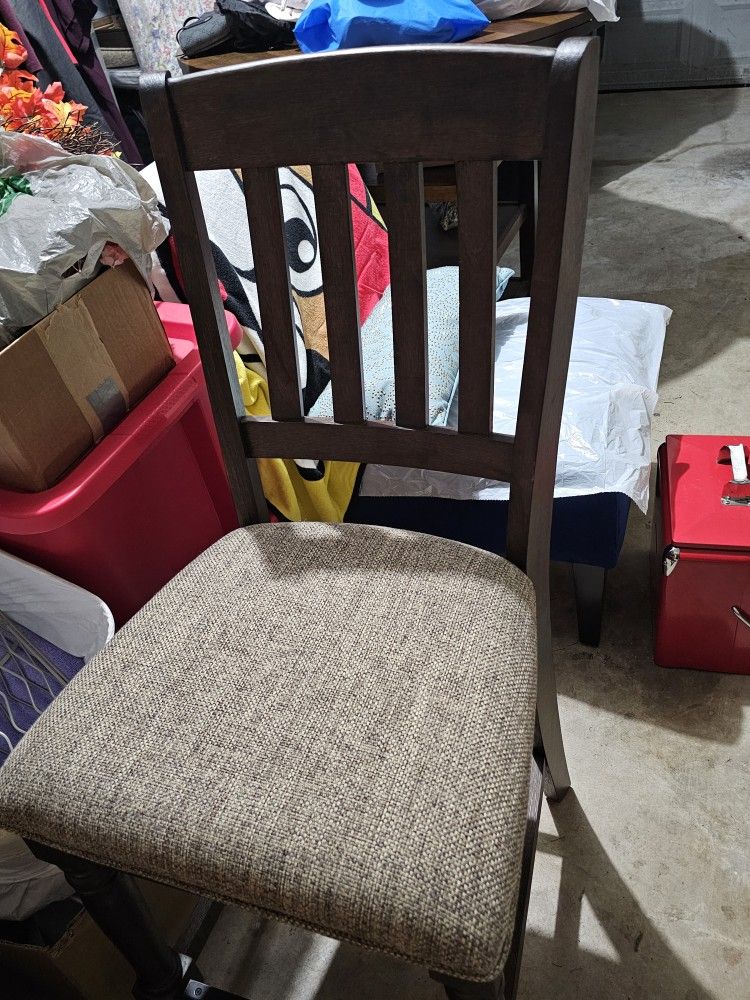 Beautiful Brown Wooden Table & 4 matching Chairs 