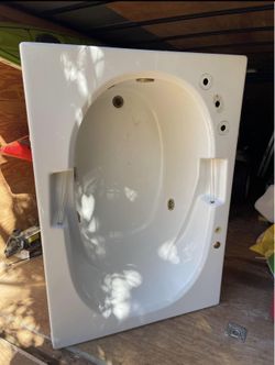 Very Nice And Deep Jetted Tub 