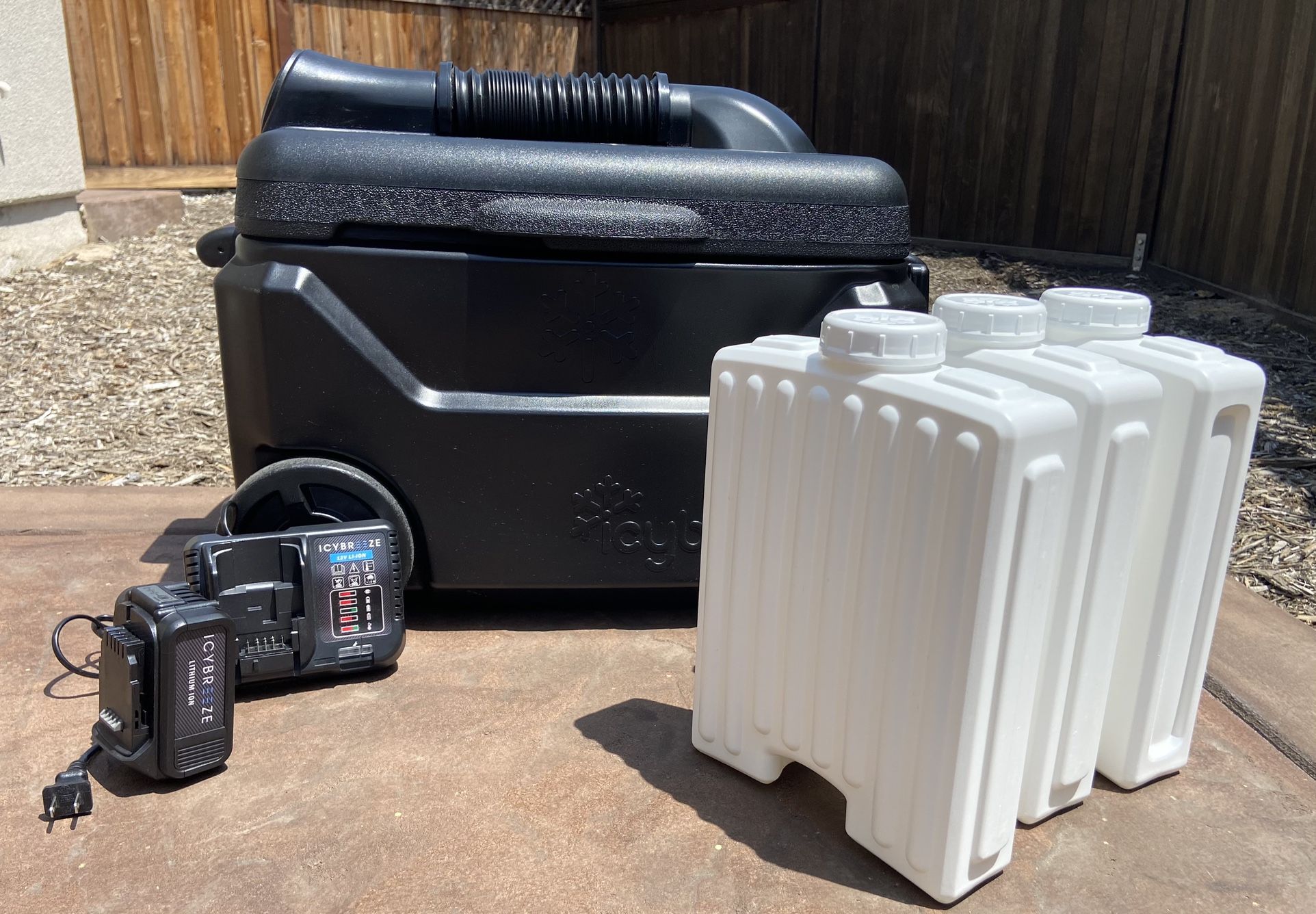 IcyBreeze V2 Pro Cooler + IcyBlocks + Charger