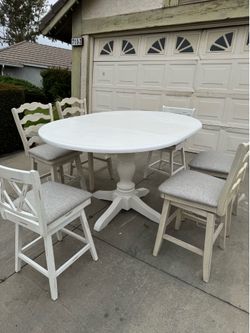 White Oval Dining Table and 6 Chairs