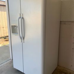 Frigidaire Refrigerator in Perfect Sanitized Condition 