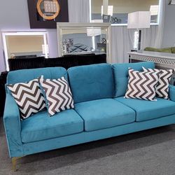 ✅️✅️ Sofa  velvet fabric, golden tone legs✅️✅️