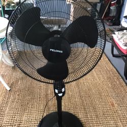 FELONIES. pedestal fan, 18 Inch Compact Black Model FS45-18UR 