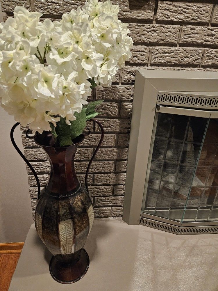 2 Tone Vase With Flowers