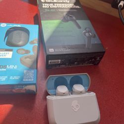 Skull Candy 20$ / JLab Minis 15$ Gray And Light Blue Skull candys Opened Yesterday  20