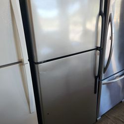 Hotpoint 18 Cubic Foot Refrigerator